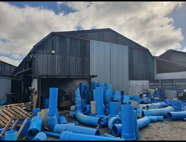 1,100M² FACTORY TO LET IN TRIANGLE FARM